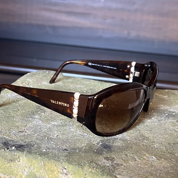 Valentino sunglasses with case, color is brown tortoise shell - Picture 3 of 9